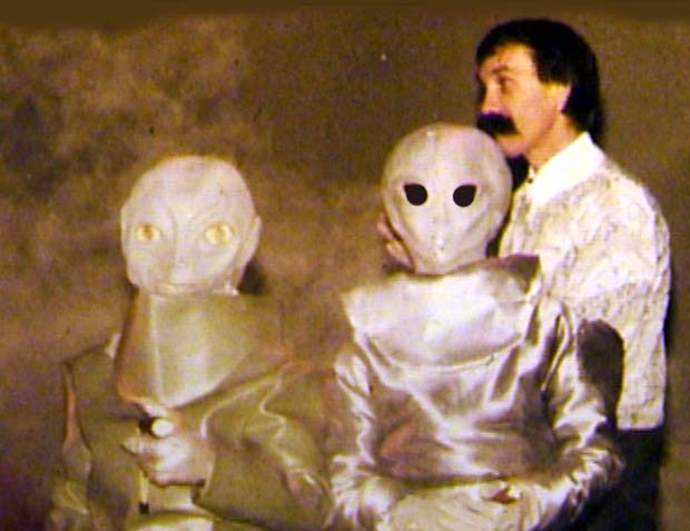 Des enfants "extraterrestres" en costume.